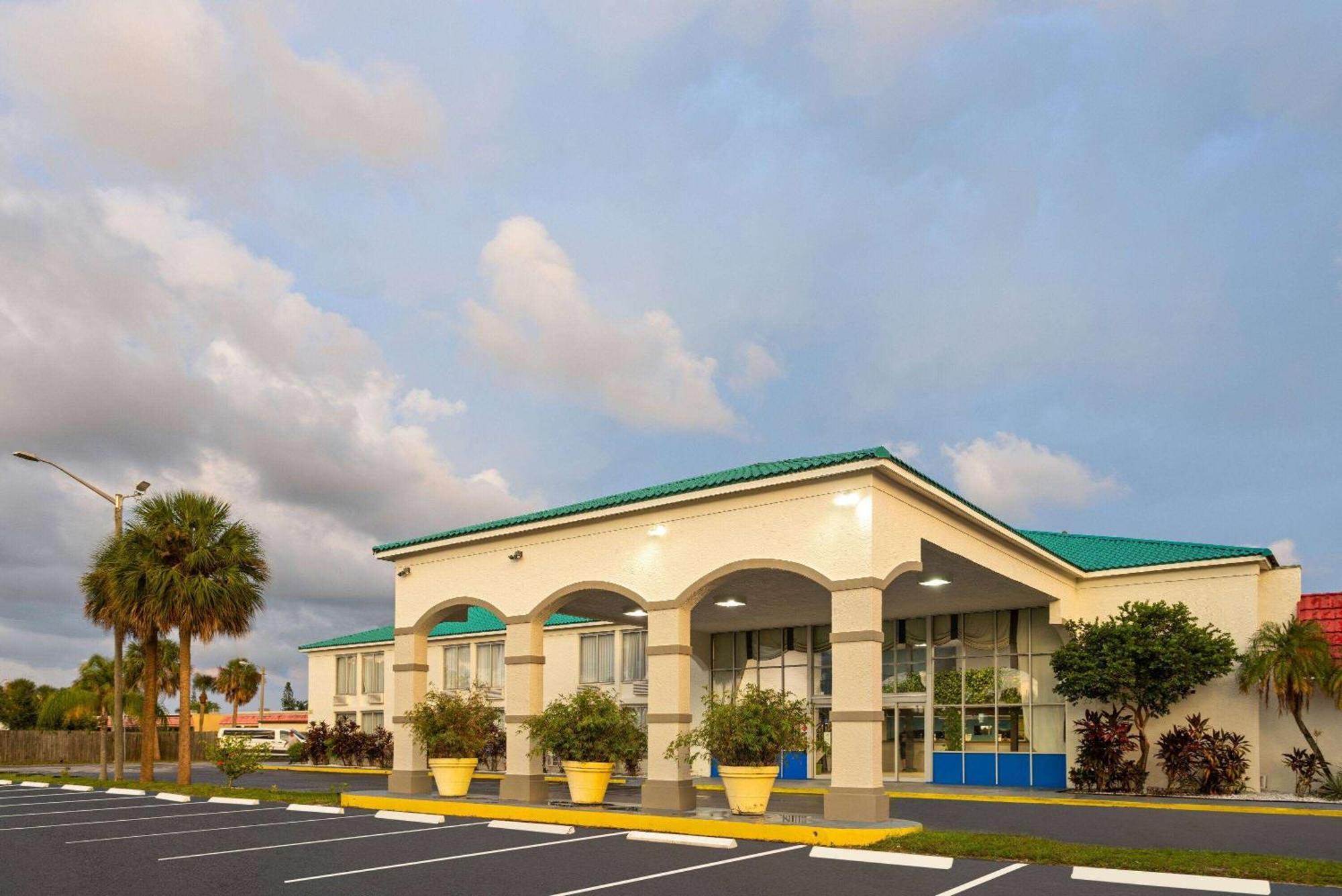 Days Inn By Wyndham Fort Pierce Midtown Dış mekan fotoğraf